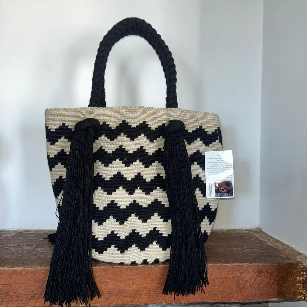 Authentic 100% Wayuu Mochila Colombian Bag Large top handle chevron black beige